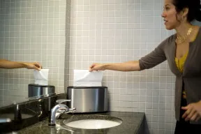 Kéztörlo hajt.Adv.Interf.wc-be dobh. / 9.